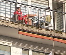 Dziecko wyrzucało zabawki przez balkon. Interweniowała policja