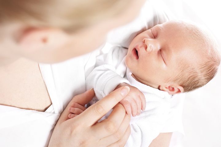 W przypadku łuszczącej się skóry noworodka bardzo ważna jest odpowiednia pielęgnacja