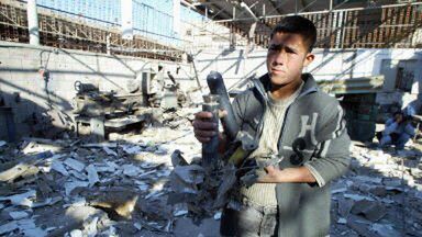 Palestyńczyk pokazuje szczątki izraelskiej rakiety