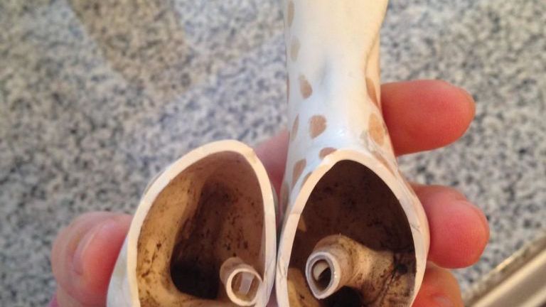 Żyrafka wykonana jest z naturalnego kauczuku 