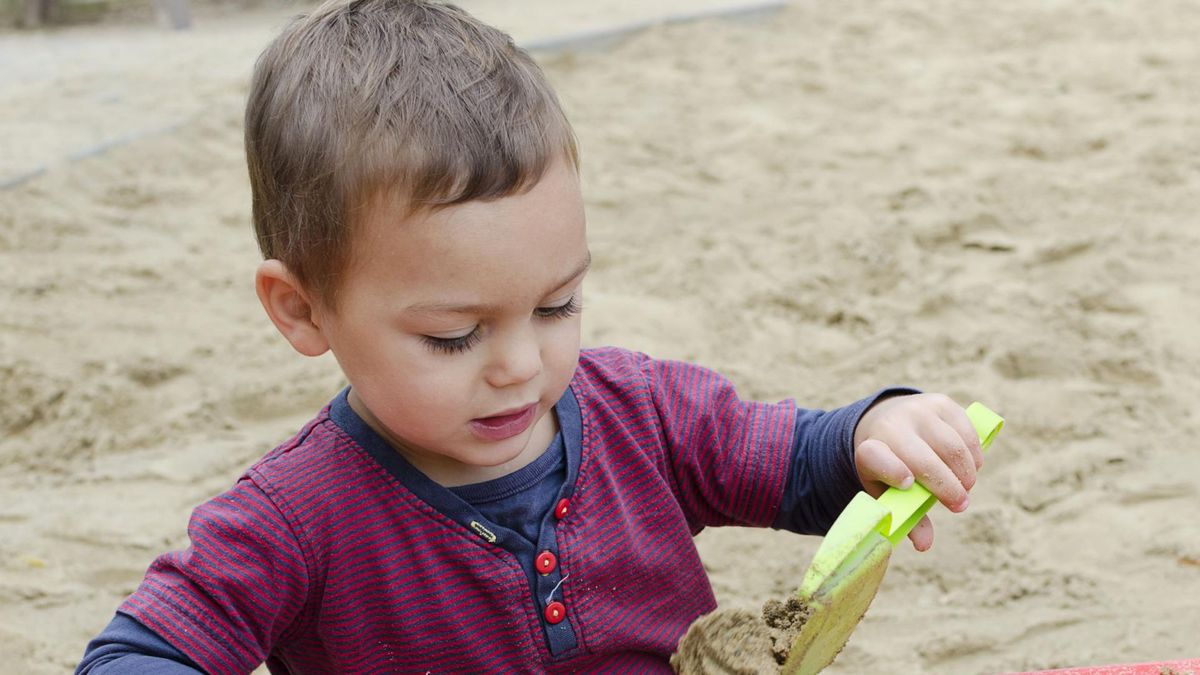 Dziecko w piaskownicy