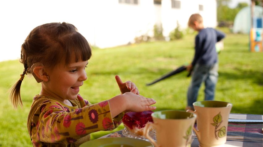 Twoje dziecko nie reaguje na głośne, gwałtowne dźwięki? To może być problem z niedosłuchem
