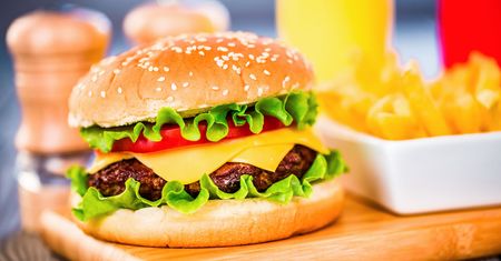Nastolatki, które palą i jedzą fast foody, postarzają swój mózg o sześć lat