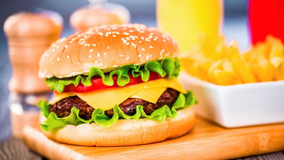 Dieta i styl życia nastolatków może doprowadzić do uszkodzeń mózgu i demencji w dorosłym życiu