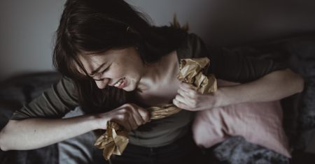 Łatwo się denerwują i wpadają we frustrację. To objawy choroby