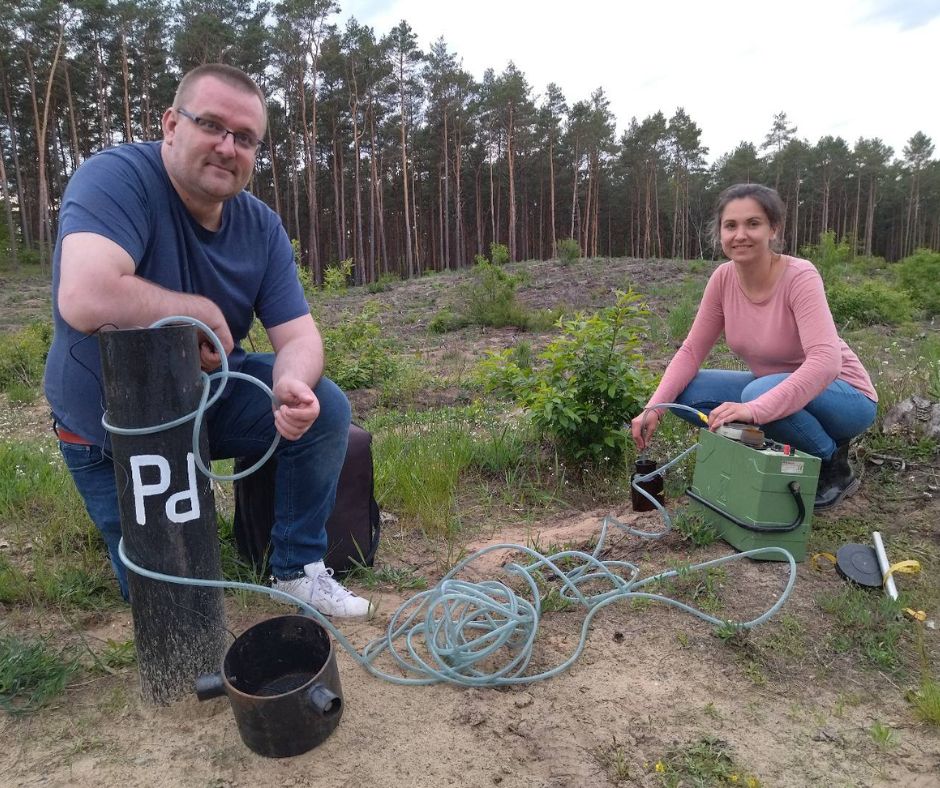Prof. Mariusz Czop i inż. Dorota Pierri podczas badań w terenie / arch. prywatne