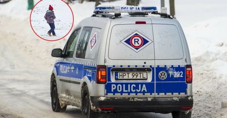 Dziewczynka spacerowała w samej piżamie. Była zmarznięta i przemoczona