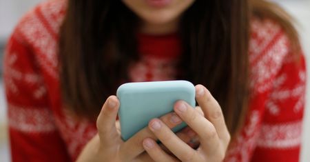 Badania NASK: Nastolatki w sieci spędzają 12 godzin dziennie. Dla większości internet jest jedyną formą spędzania wolnego czasu