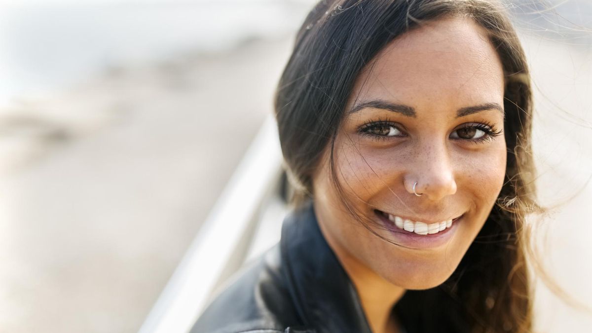 Kolczyk w nosie jest popularny szczególnie wśród młodych osób.