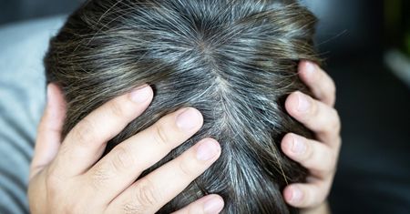 Masz siwe kosmyki? To może być objaw choroby nazywanej cichym zabójcą