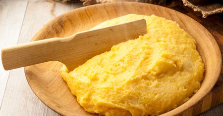 Polenta - co to jest, kalorie i wartości odżywcze, z czym podawać, sposób przyrządzenia