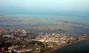 Ewakuacja ocalałych mieszkańców Banda Aceh