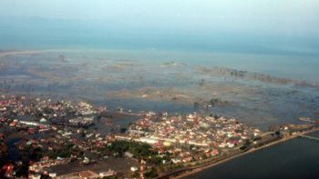 Widok zatopionej przez tsunami wsi koło Banda Aceh