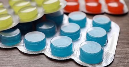 Czy cukierki na przeziębienie działają? Immunolog wyjaśnia