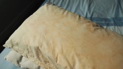 Żółte plamy na poduszce to znak ostrzegawczy. Mogą mieć negatywny wpływ na zdrowie