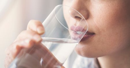 Czy każda woda butelkowana jest wodą mineralną? Czym charakteryzuje się woda mineralna?