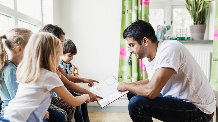 Pedagog szkolny współpracuje z rodzicami i nauczycielami.