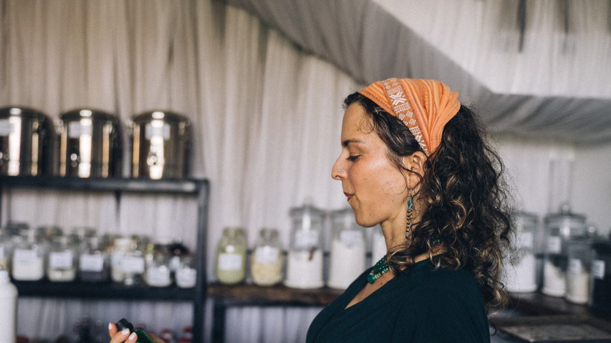 Olejek kokosowy to produkt do pielęgnacji skóry oraz włosów.