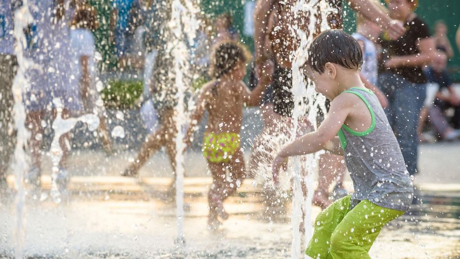 Dzieci nie powinny kąpać się w fontannie! To zabronione