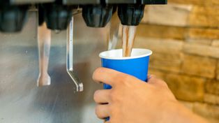 Popularny składnik napojów wpływa szkodliwie na nerki. Naukowcy potwierdzają