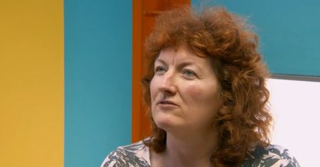Kobieta zmaga się z bolesną opuchlizną przy paznokciu. Co jej dolega? (WIDEO)