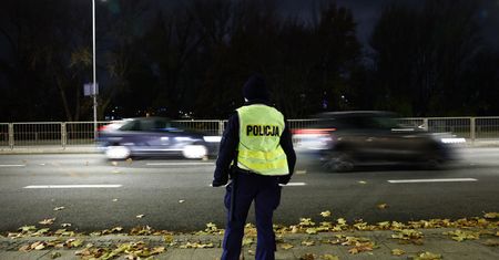 Dawał policjantom znaki. Funkcjonariusze od razu wiedzieli, że coś jest nie tak