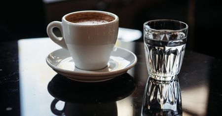 Wytapiają z brzucha tłuszcz. Te 3 napoje warto pić jak najczęściej