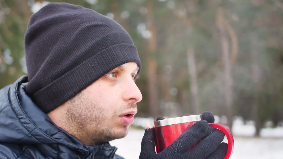 Zdaniem naukowców picie gorącej kawy przed wyjściem na mróz źle wpływa na organizm