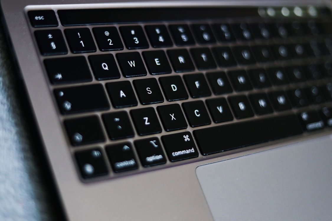 Mężczyzna czatował z kobietami w czasie lekcji