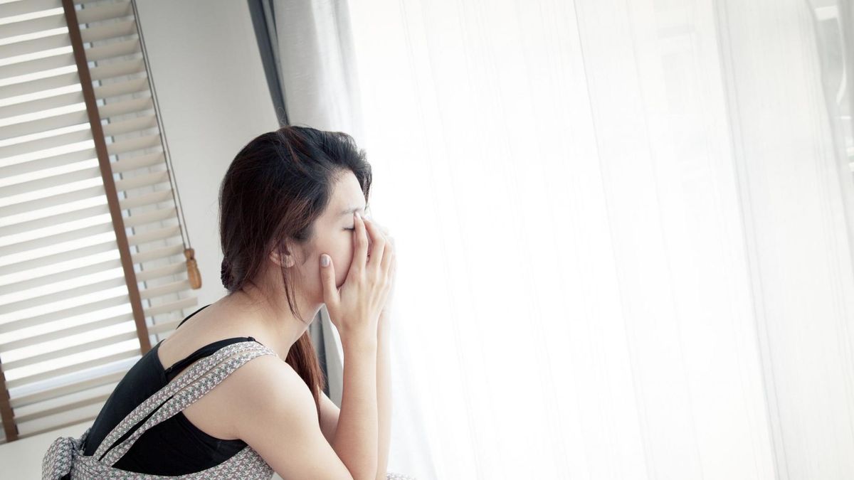 Smutna kobieta siedząca w pokoju