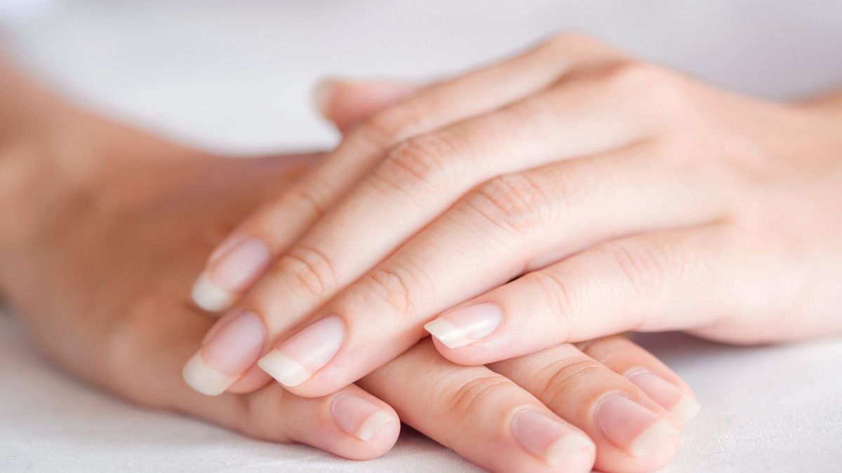 Złamany paznokieć można naprawić za pomocą jednego z domowych sposobów.