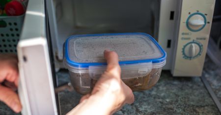 Plastik przyczynia się do cukrzycy, chorób serca i nowotworów. Naukowcy wzywają do działania