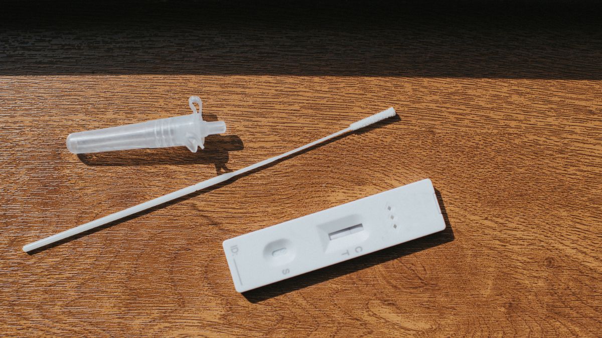 Antygenowy test na COVID. Jak go odczytywać i co oznacza słabo widoczna kreska?