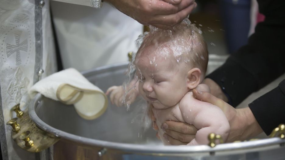 Chrzest przez zanurzenie. Aktywiści: "To potwornie głupia i groźna praktyka"