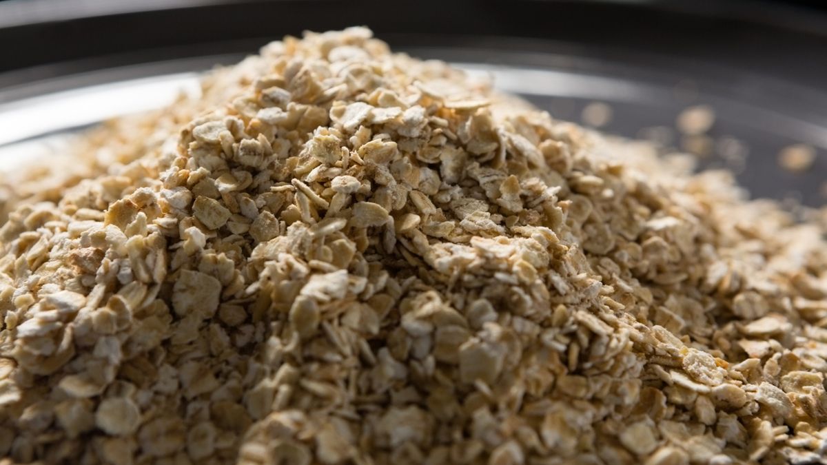 Produkty bogate w błonnik to płatki owsiane, warzywa i owoce, czy pestki