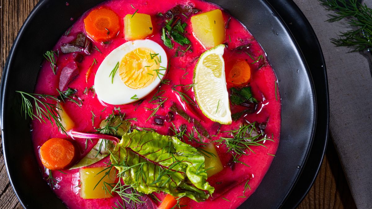 Zupa z młodych buraczków jest łatwa w przygotowaniu