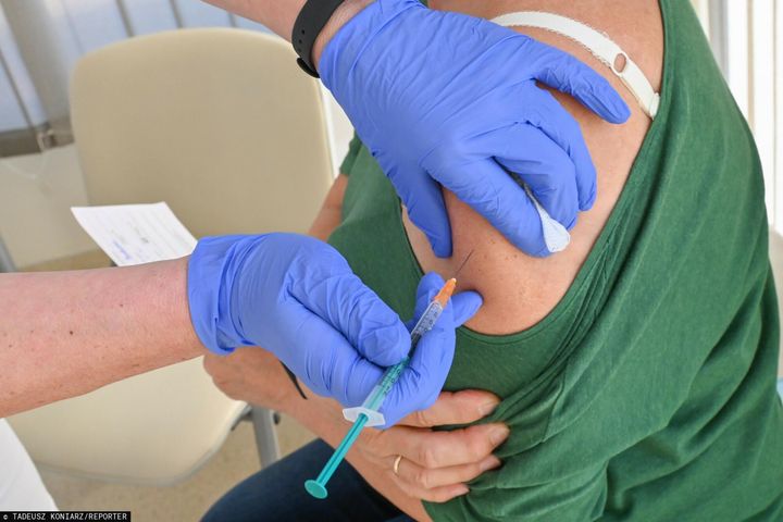 Czy szczepienia przeciw COVID-19 zmniejszają ryzyko pojawienia się długotrwałych objawów? Nowe badania