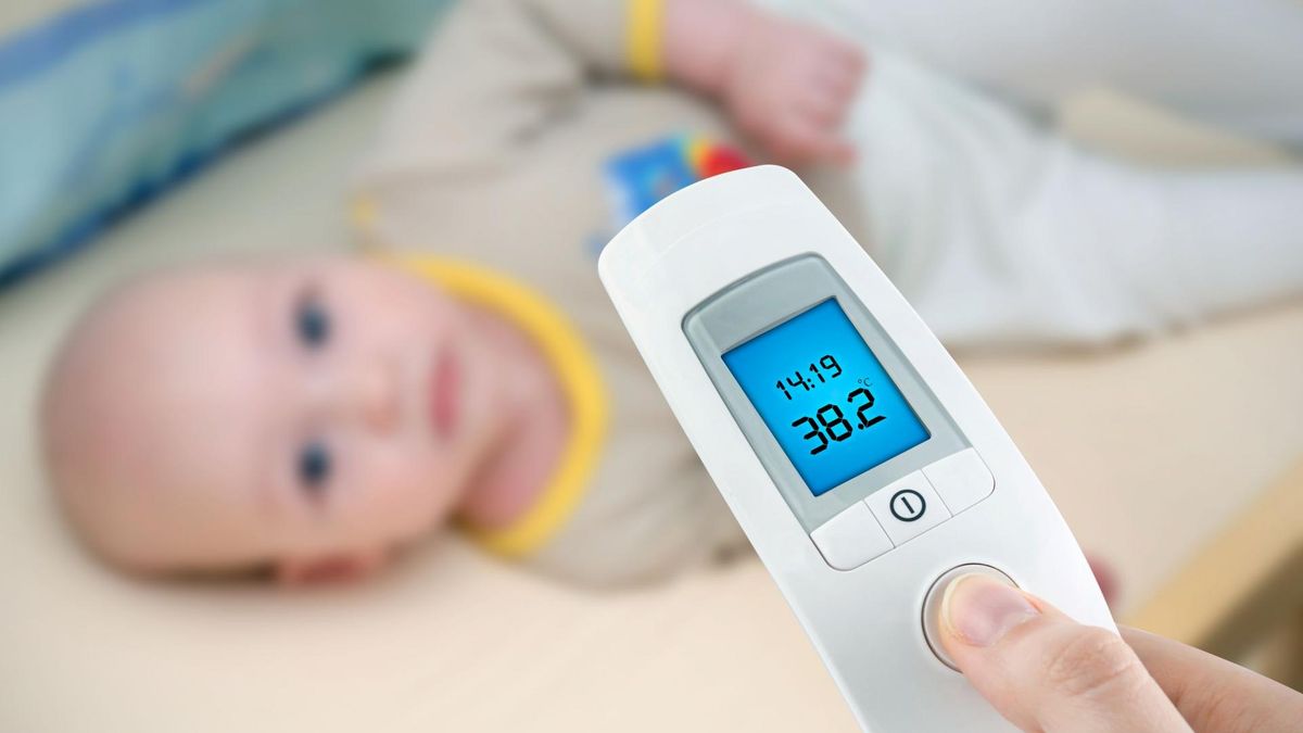 Gorączka po szczepieniu. Co robić, gdy się pojawi, kiedy reagować?