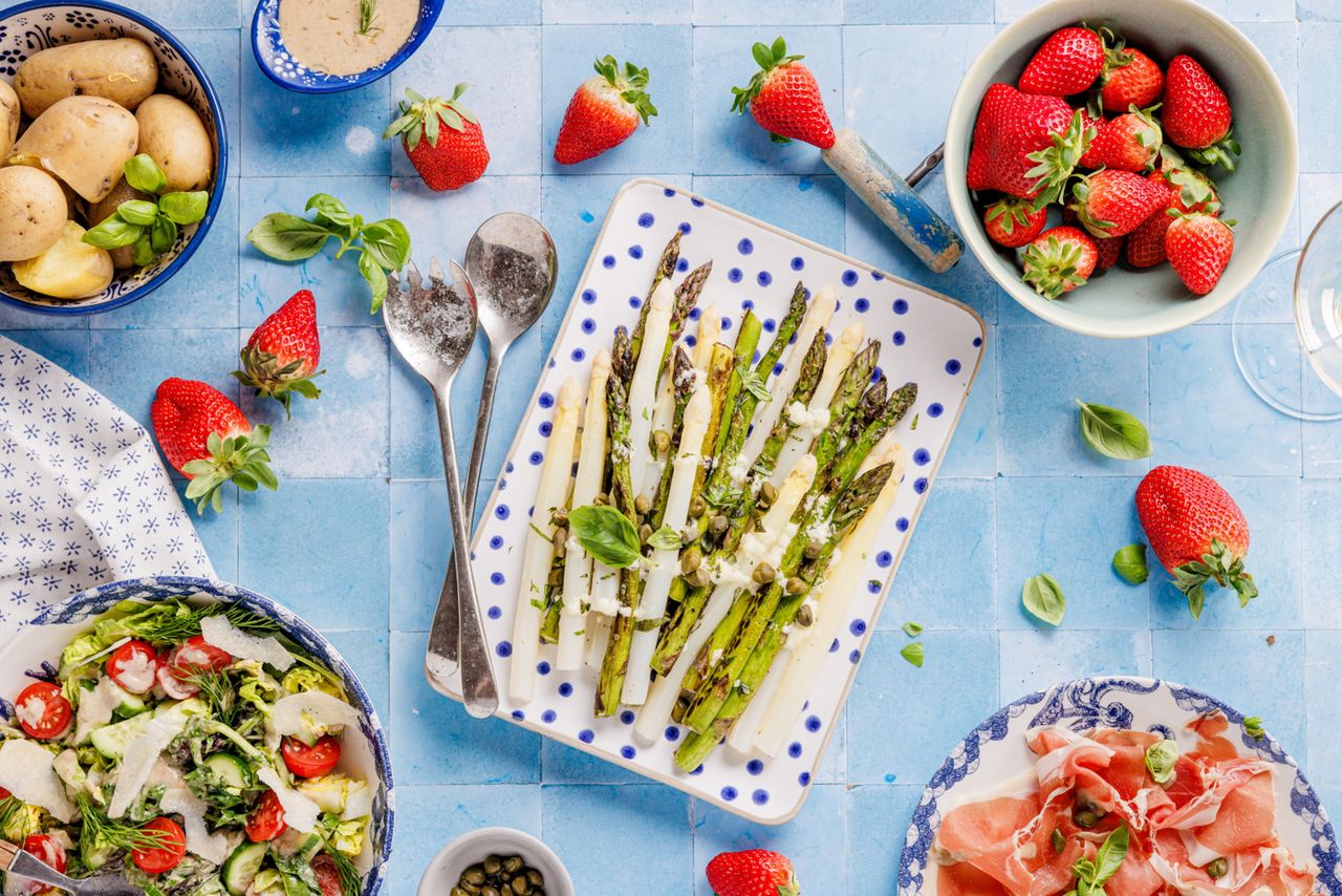 Wiosenne przystawki i przekąski na imprezę. Jak zrobić szybkie przekąski na domówkę?