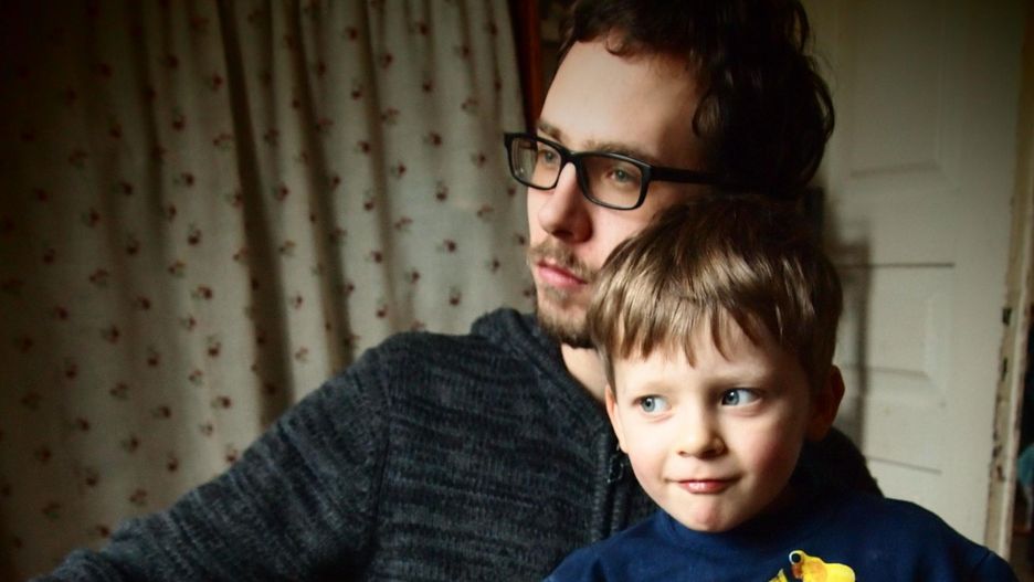 Facet na tacierzyńskim - jest niemęski, podporządkował się kobiecie?