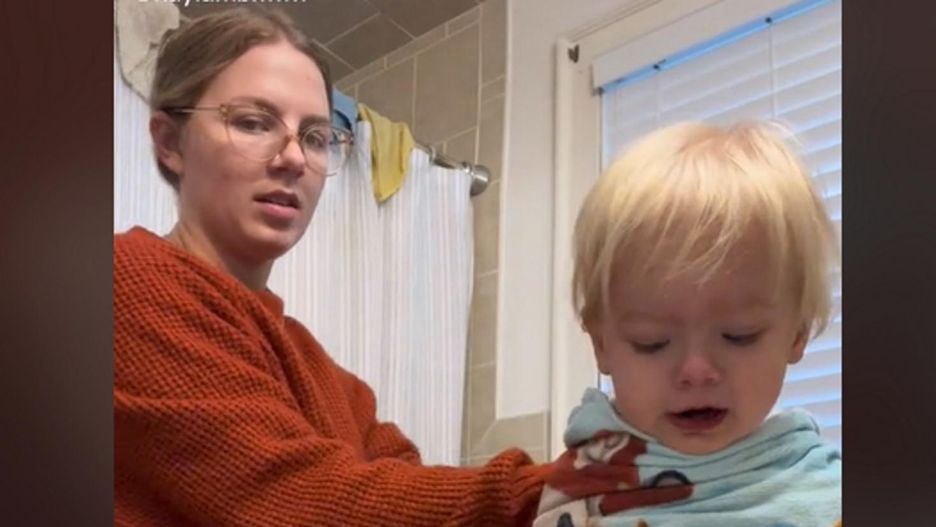 Mama pokazała, jak walczy z katarem u dziecka. Wykorzystała do tego ręcznik