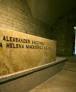 "Ciała śpią, dusze czuwają" na tablicy w krypcie na Wawelu