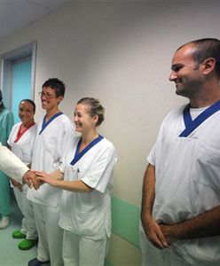 Papież Benedykt XVI oswaja się z gipsem