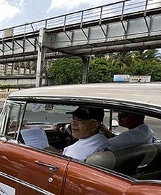 Klasyczne samochody na ulicach Kuby