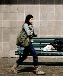 Kloszardzi usuwani z przystanków