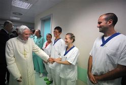 Papież Benedykt XVI oswaja się z gipsem