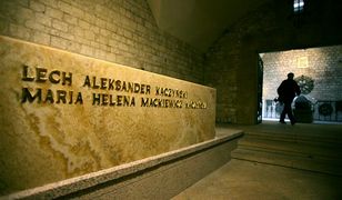 Montaż sarkofagu Prezydenckiej Pary zakończony o 8.56