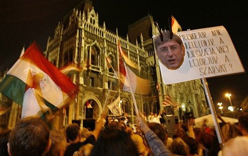 Węgrzy demonstrują przed parlamentem
