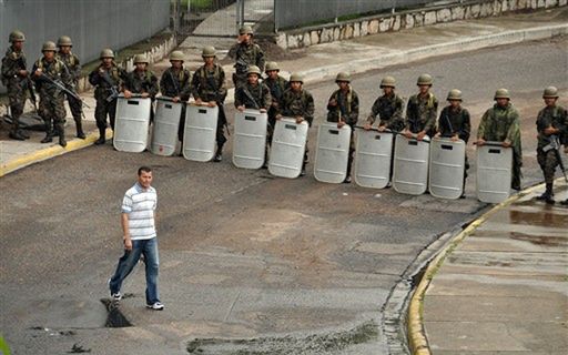 Honduras: godzina policyjna, opozycja stawia barykady