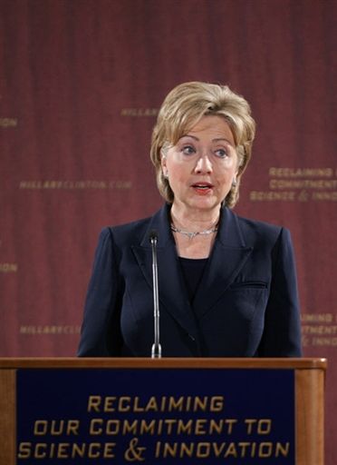 Hillary Clinton lepsza od Giulianiego w sondażu